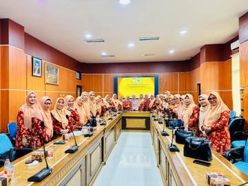 Ketua Baru DWP Unkhair Pimpin Rapat Perdana