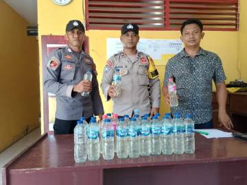 Polsek Mangoli Barat Amankan 25 Botol Cap Tikus 