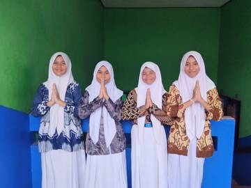 Peringati Hari Batik, Pelajar Ternate Tampil Bergaya