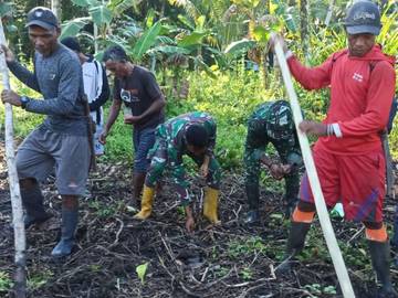 Satgas TMMD dan Warga Tagalaya Tanam Jagung Bersama
