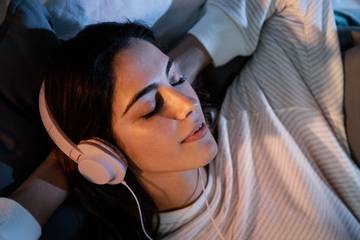 Manfaat Mendengarkan Musik Sebelum Tidur Malam