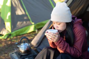 Manfaat Konsumsi Cokelat Hangat Saat Berkemah