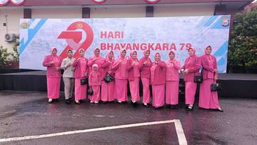 Makna Warna Merah Muda pada Seragam Bhayangkari