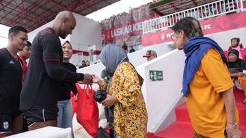 Malut United Berbagi Kebahagiaan bersama Masyarakat Kurang Mampu
