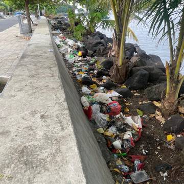 Pantai Dufa-Dufa Terancam Sampah Plastik
