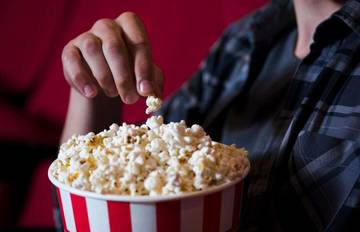 Sejarah Popcorn Jadi Camilan Andalan Saat Menonton Film