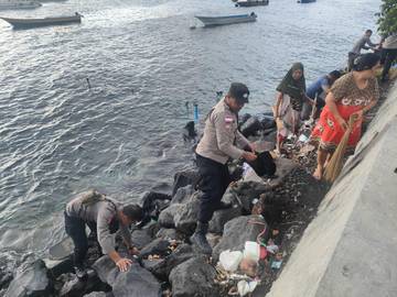 Aksi Bersih Sampah di Pantai Dufa-Dufa Ternate