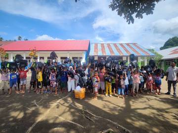 AMCF Ternate Distribusi Alat Sekolah Bagi Siswa Pengungsi 