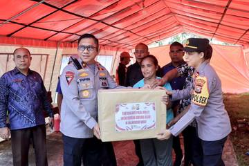 Polda Maluku Utara Salurkan Bansos Korban Banjir Halbar