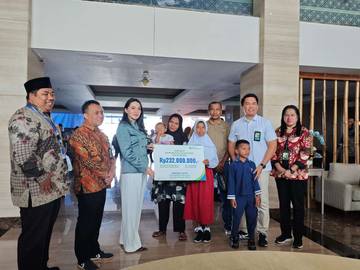 Gubernur Sherly Serahkan Santunan BPJS Ketenagakerjaan Rp232 Juta 