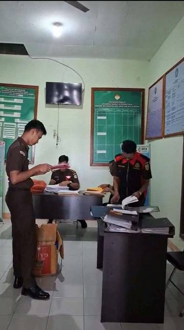 Geledah Kantor Camat, Kejari Haltim Sita Sejumlah Dokumen