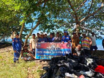 Polairud Polda Malut Bersama Nelayan jaga Kebersihan Pesisir