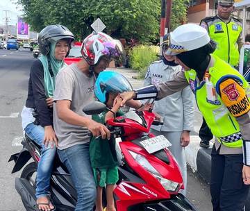 Operasi Keselamatan, Pengendara di Ternate Diberi Helm Gratis 