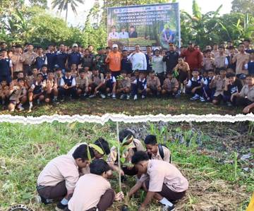 Kodim 1508/Tobelo-Pemkab Halut Tanam Pohon di Tanjung Niara