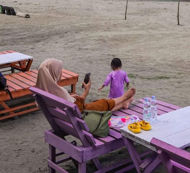 Libur Akhir Pekan, Pantai Maninang Ramai Pengunjung
