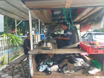 Usaha Reparasi Sepatu Mas Herry Sukses Bertahan 8 Tahun
