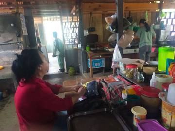 Warung Tante Ola, Lezatnya Bubur Manado dan Binte di Tolitoli