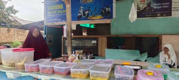 Menopang perekonomian keluarga dengan jualan lauk pauk  