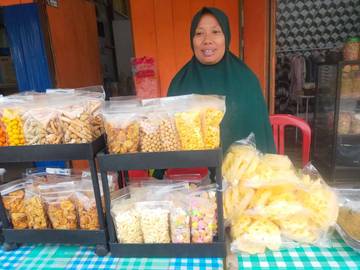 Usaha Aneka Keripik Ibu Yuli Laris Manis Menjelang Lebaran