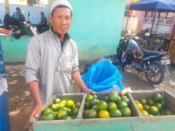 Pak Sahrul Raup Omset Rp500 Ribu Per Hari dari Jualan Jeruk Manis di Depan RS Mokopido