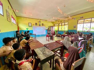 “Guru dan Gadget: Tantangan Karakter di Era Digital”