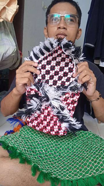Difabel Tangguh, Iman Bangun UMKM Rajutan Inspiratif