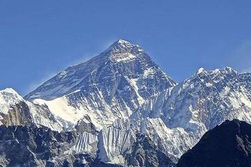 Sejarah Penaklukan Gunung Everest hingga Era Modern