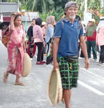 Tradisi Sisiru Suku Lauje Hidupkan Pasar Desa Anggasan