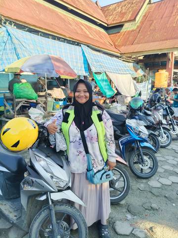 Kisah Dewi Tukang Parkir Perempuan Penuh Keteguhan