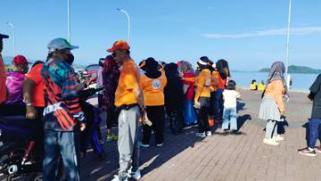 Lansia Tolitoli Antusias Ikuti Senam dan Wisata Laut