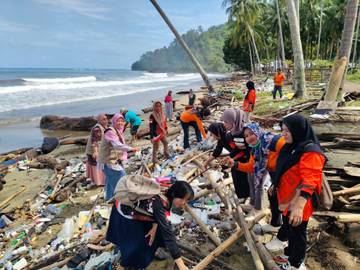 BPBD Buol Bersama Warga Bersihkan Pantai Desa Ilambe