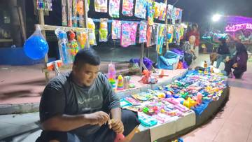 Pedagang Mainan Setia Cari Rezeki di Taman Kota