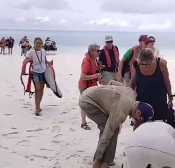 Ratusan Wisatawan Mancanegara Mengunjungi Ngurbloat Beach Desa Ngilngof 