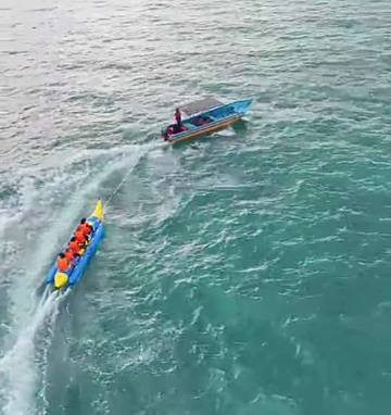 Babana Boot, Sarana Hiburan Laut Ngurbloat Beach