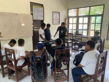 Selis Teniwut Membuka Les Keyboard dan Saxophone 