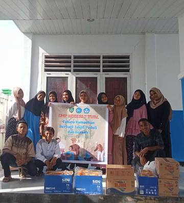 SMP Negeri 7 Tual Berbagi Takjil Peduli dan Berkah