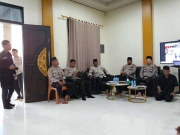 Awak Media dan Polres Tual Bagi-bagi Takjil