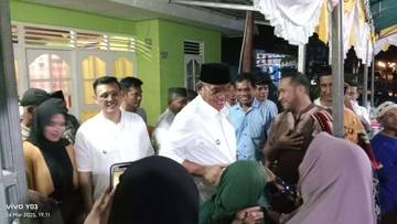Bupati dan Wakil Bupati BukBer dengan Warga Watdek