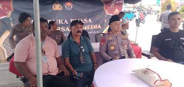 Polres Aru Bagi Takjil Dan Buka Puasa Bersama Masyarakat