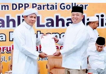 Nusron Serahkan Sertipikat ke Ahli Waris Pondok Pesantren Dalwa