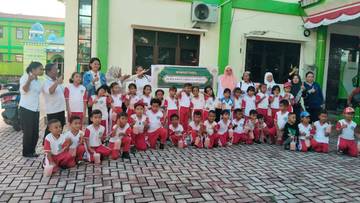 Siswa TK Pembina Langgur Berbagi Takjil, Tumbuhkan Rasa Persaudaraan