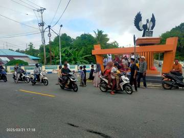 Ratusan Siswa MIN 1 Tual Bagi Takjil Ramadhan