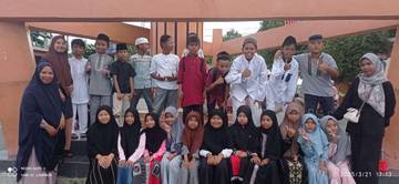 Siswa MIN 1 Tual Berbagi Takjil Kepada Warga