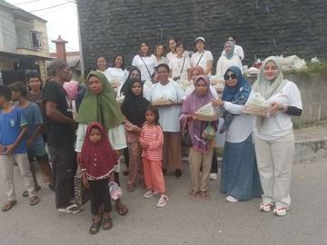 IKatan Isteri Anggota DPRD Kepulauan Aru Bagi Takjil