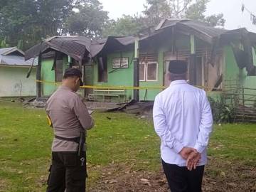 Bupati Malra Tinjau Langsung TKP Pembakaran Pustu Letman