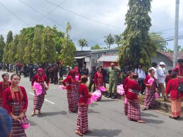Sanggar Duan it Tampil Sambut Gubernur Maluku dan Rombongan Di Langgur
