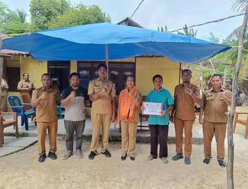 Juliana Ratuanak Serahkan Bantuan Rehabilitasi Rumah Bencana