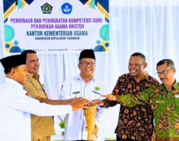 Rumwarin Buka Pembinaan Kompetensi Guru