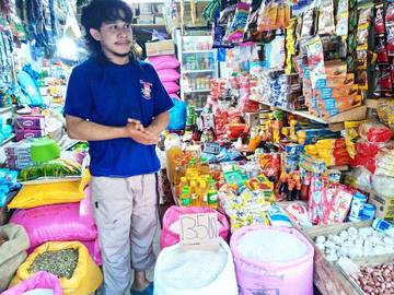 Semangat Seorang Pedagang Sembako Ditengah Naik Turun Harga