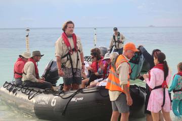 MV The World Singgah di Perairan Maluku Tenggara